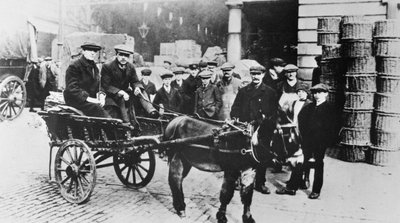 Uitzicht op Covent Garden Market, 1900 door English School